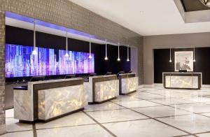 マイアミにあるヒルトン マイアミ ダウンタウンのロビー(複数のテーブル、大画面テレビ付)