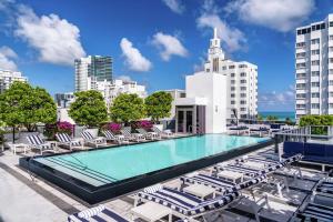 Bazén v ubytování Gale South Beach, Curio Collection By Hilton nebo v jeho okolí