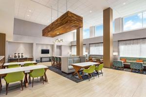 um átrio de escritório com mesas e cadeiras e uma cafetaria em Hampton Inn & Suites Miami, Kendall, Executive Airport em Kendall