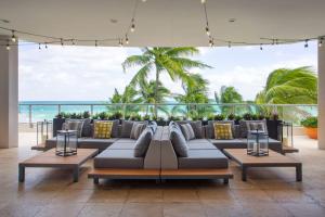 Posezení v ubytování DoubleTree by Hilton Ocean Point Resort - North Miami Beach