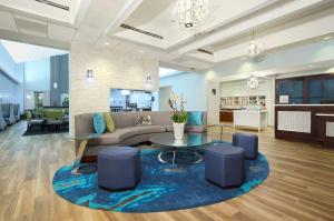 una hall con divano, tavolo e sedie di Homewood Suites by Hilton Miami - Airport West a Miami