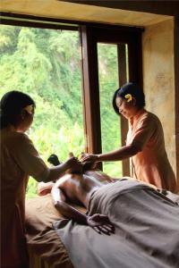 a man getting a massage from a woman at Bagus Jati Health & Wellbeing Retreat in Tegalalang