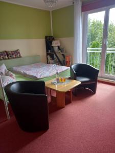 Zimmer mit einem Bett, einem Tisch und Stühlen in der Unterkunft Hübsches Zimmer nahe BER in Berlin