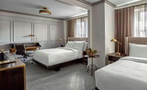 מיטה או מיטות בחדר ב-Hotel Phillips Kansas City, Curio Collection By Hilton
