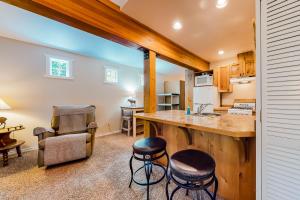 eine Küche mit einer Theke und Stühlen in einem Zimmer in der Unterkunft Moose Point in Cle Elum