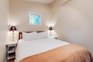克利埃勒姆的住宿－Moose Point，卧室配有白色的床和两盏灯。