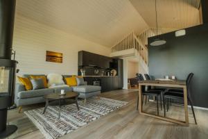 Khu vực ghế ngồi tại Norlight Cottages Ivalo - Aurinko West +23 ảnh