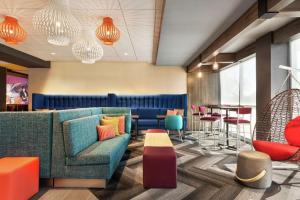 Tru By Hilton Milwaukee Brookfield的休息区