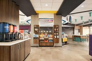 un negozio di alimentari con un farmacista di Tru By Hilton Milwaukee Brookfield a Waukesha