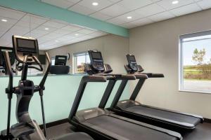 Tru By Hilton Milwaukee Brookfield的健身中心和/或健身设施