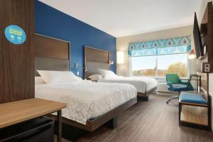 Tru By Hilton Milwaukee Brookfield客房内的一张或多张床位