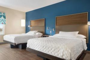 Tru By Hilton Milwaukee Brookfield客房内的一张或多张床位