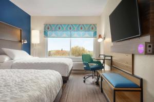 Habitación de hotel con 2 camas y ventana en Tru By Hilton Milwaukee Brookfield, en Waukesha
