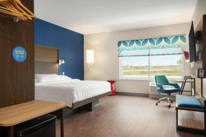 Tru By Hilton Milwaukee Brookfield客房内的一张或多张床位