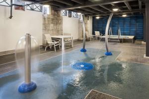 uma piscina de água num quarto com mesa e cadeiras em Homewood Suites By Hilton Milwaukee Downtown em Milwaukee