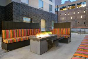 eine Terrasse mit 2 Sofas und einer Feuerstelle in der Unterkunft Home2 Suites By Hilton Milwaukee Downtown in Milwaukee