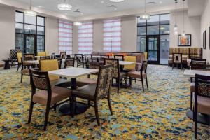 ห้องอาหารหรือที่รับประทานอาหารของ Homewood Suites By Hilton Wauwatosa Milwaukee