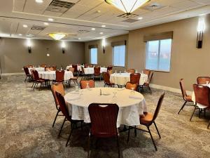 a conference room with tables and chairs and a room with tables and chairsktop at Hilton Garden Inn Oconomowoc in Oconomowoc