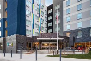密尔沃基Tru By Hilton Milwaukee Downtown, WI的建筑物正面的图片