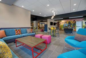 Tru By Hilton Milwaukee Downtown, WI的休息区