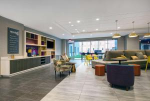 Tru By Hilton Milwaukee Downtown, WI的休息区