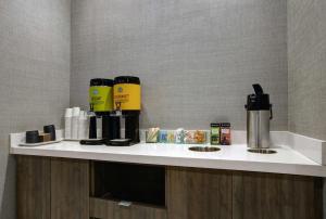 Tru By Hilton Milwaukee Downtown, WI的咖啡和沏茶工具