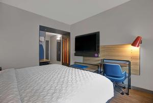 Tru By Hilton Milwaukee Downtown, WI的电视和/或娱乐中心