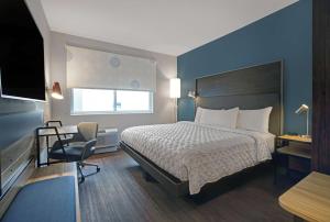 Tru By Hilton Milwaukee Downtown, WI客房内的一张或多张床位