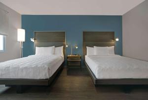 Tru By Hilton Milwaukee Downtown, WI客房内的一张或多张床位