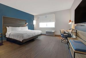 Tru By Hilton Milwaukee Downtown, WI客房内的一张或多张床位
