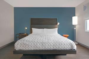 Tru By Hilton Milwaukee Downtown, WI客房内的一张或多张床位