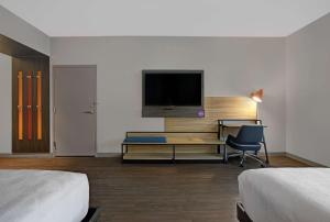 Tru By Hilton Milwaukee Downtown, WI的电视和/或娱乐中心