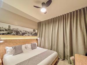 a bedroom with a bed and a ceiling fan at Mi Zona Lodging WTC in Mexico City