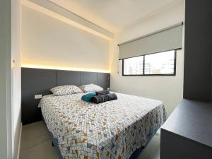 a bedroom with a bed and a window at Start - Vila Izabel in Curitiba