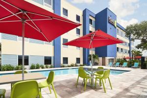 Bazén v ubytování Home2 Suites By Hilton Palm Bay I 95 nebo v jeho okolí