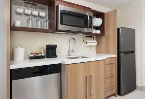 Kuchyň nebo kuchyňský kout v ubytování Home2 Suites By Hilton Palm Bay I 95