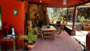 un patio con mesa y sillas en una casa en La Casa del Molino de Viento en Agaete