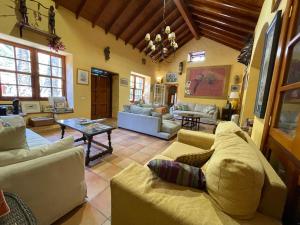 een woonkamer met banken en een tafel bij La Casa del Molino de Viento in Agaete