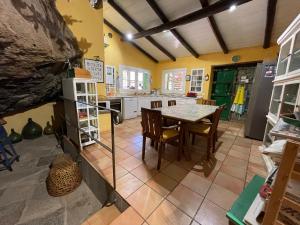 cocina y comedor con mesa y sillas en La Casa del Molino de Viento en Agaete