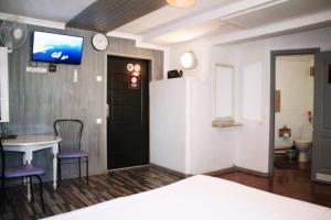 TV a/nebo společenská místnost v ubytování Mamba Hotel