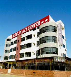 um edifício com um sinal em cima em Hotel Plaza Center em Santa Cruz de la Sierra