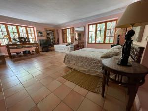 ein Schlafzimmer mit einem Bett und einem Tisch mit einer Lampe in der Unterkunft La Casa del Molino de Viento in Agaete + 51 Fotos