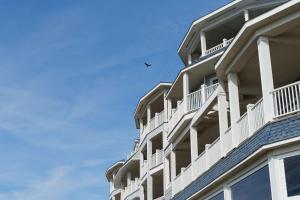 マディソンにあるMadison Beach Hotel, Curio Collection by Hiltonの白いバルコニーと青空の建物