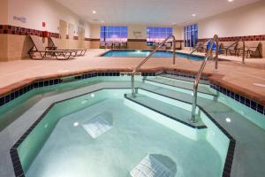 een groot binnenzwembad in een gebouw met twee zwembaden bij Hampton Inn & Suites Minot in Minot