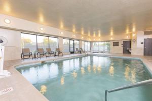 芒特普萊森特的住宿－芒特普萊森特漢普頓酒店，大楼内一个蓝色的大型游泳池
