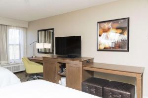 TV a/nebo společenská místnost v ubytování Hampton Inn Mount Pleasant