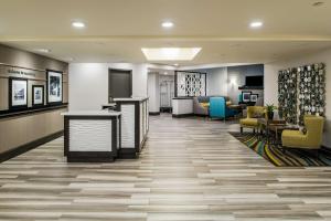 Posezení v ubytování Hampton Inn Monterey