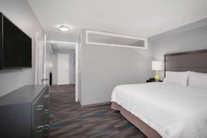 Postel nebo postele na pokoji v ubytování Hampton Inn Monterey