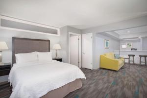 Postel nebo postele na pokoji v ubytování Hampton Inn Monterey + 26 fotografií