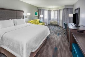 Postel nebo postele na pokoji v ubytování Hampton Inn Monterey